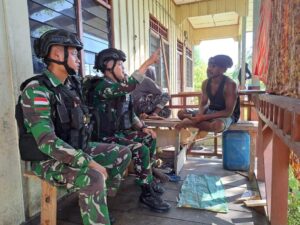 Satgas Yonif Raider 200/BN Anjangsana Ke Rumah Warga Kampung Bulmu