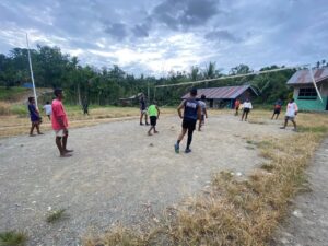 Satgas Yonif 132/BS Hadir Untuk Membantu Alat Olahraga Masyarakat Kampung Kibay