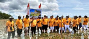 Hijaukan Ekosistem Pantai, Babinsa Numfor Ikut Kegiatan Penanaman Mangrove