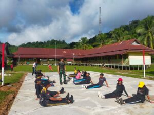 Satgas Yonif 621/Manuntung Latih Paskibraka Persiapan 17 Agustus di Perbatasan