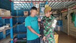 Satgas Yonarmed 5/Pancagiri Terima Belasan Pucuk Senjata Api Rakitan Dan Amunisi Dari Warga Kampung Noha Tivab