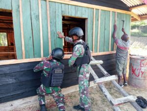 Tidak Mengenal Lelah, Prajurit Rusa Hitam 721 Hadir Perbaiki Rumah Warga