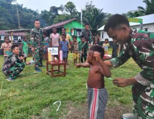 Sambut Hari Anak Nasional, Satgas Yonif Raider 200/BN Bermain Dan Makan Bersama