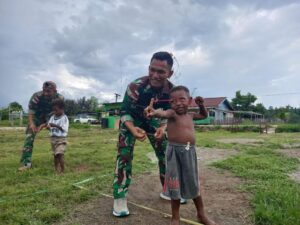 Sambut Hari Anak Nasional, Satgas Yonif Raider 200/BN Bermain Dan Makan Bersama