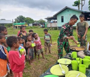 Sambut Hari Anak Nasional, Satgas Yonif Raider 200/BN Bermain Dan Makan Bersama