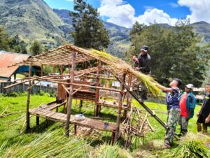 Peduli Sesama, Satgas Yonif 721/Mks Bangun Honai Pintar Dan Honai Kesehatan Untuk Masyarakat Papua