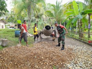 Membangun Bersama Warga, Serda Heru Purwanto Gotong Royong Pengecoran Jalan