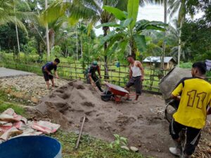 Membangun Bersama Warga, Serda Heru Purwanto Gotong Royong Pengecoran Jalan