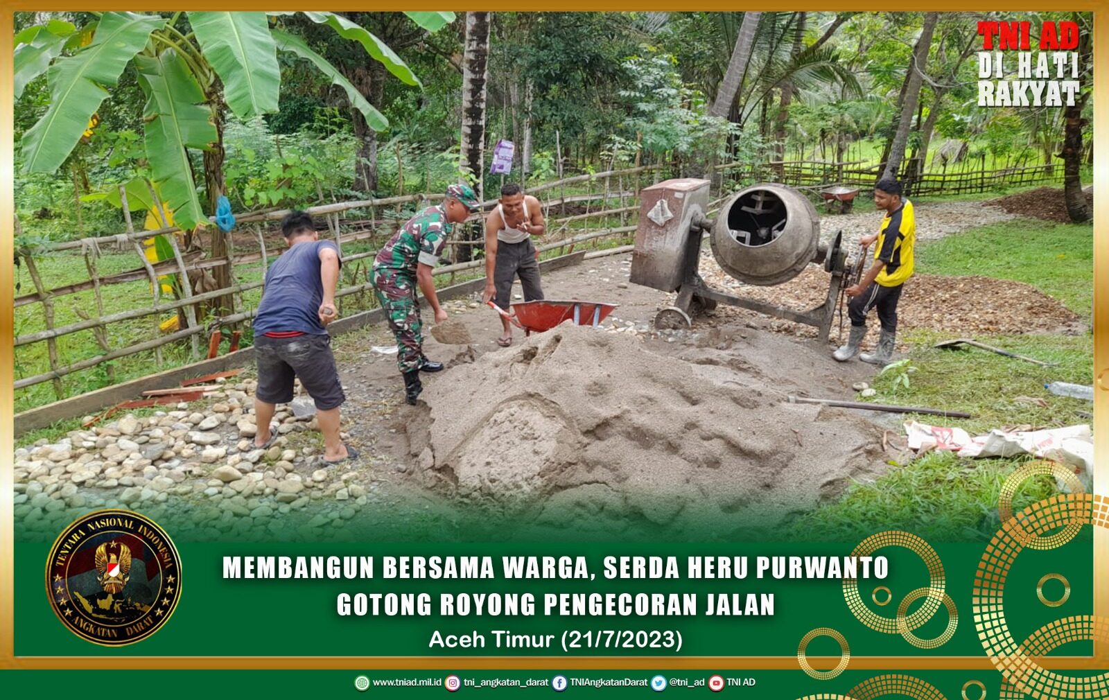 Membangun Bersama Warga, Serda Heru Purwanto Gotong Royong Pengecoran Jalan