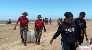 Jelang Festival Kali Maro, Personel Yonif 757/GV Gelar Karya Bakti Bersama Masyarakat