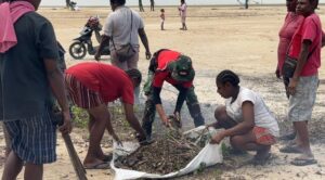 Jelang Festival Kali Maro, Personel Yonif 757/GV Gelar Karya Bakti Bersama Masyarakat