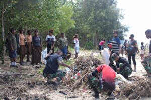 Jelang Festival Kali Maro, Personel Yonif 757/GV Gelar Karya Bakti Bersama Masyarakat