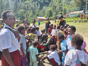 Satgas Mobile Yonif Raider 300 Siliwangi Hibur Anak-Anak Di Distrik Beoga, Papua