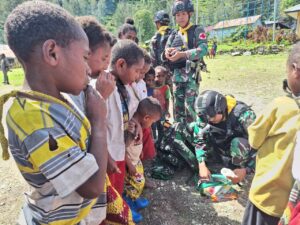 Satgas Mobile Yonif Raider 300 Siliwangi Hibur Anak-Anak Di Distrik Beoga, Papua