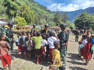 Satgas Mobile Yonif Raider 300 Siliwangi Hibur Anak-Anak Di Distrik Beoga, Papua