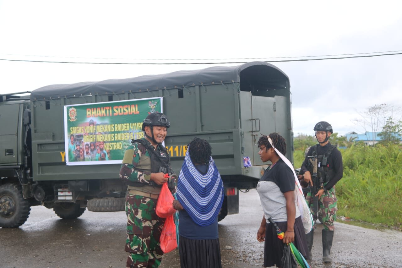 Mobil Senyum Pasukan Yonif Mr 411 Pandawa Kostrad Bahagiakan Warga Kenyam