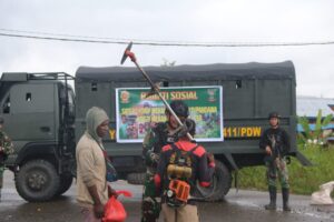 Mobil Senyum Pasukan Yonif MR 411/Pandawa Kostrad, Bahagiakan Warga Kenyam