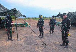 Pangdam Brawijaya Pimpin Langsung Latihan Penembakan Senjata Berat di Situbondo