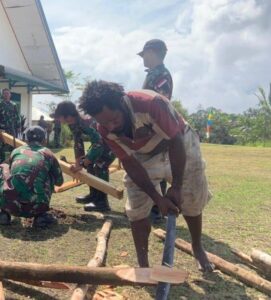 Satgas Yonif Raider 200/BN Bersama Masyarakat Gotong Royong Bangun Panggung di Halaman Gereja