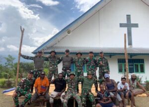 Satgas Yonif Raider 200/BN Bersama Masyarakat Gotong Royong Bangun Panggung di Halaman Gereja