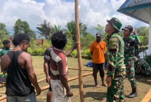 Satgas Yonif Raider 200/BN Bersama Masyarakat Gotong Royong Bangun Panggung di Halaman Gereja