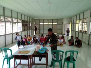 Tingkatkan Ketahanan Pangan, Satgas Yonarmed 16/TK Ajarkan Pembuatan Tempe Kepada Warga Perbatasan