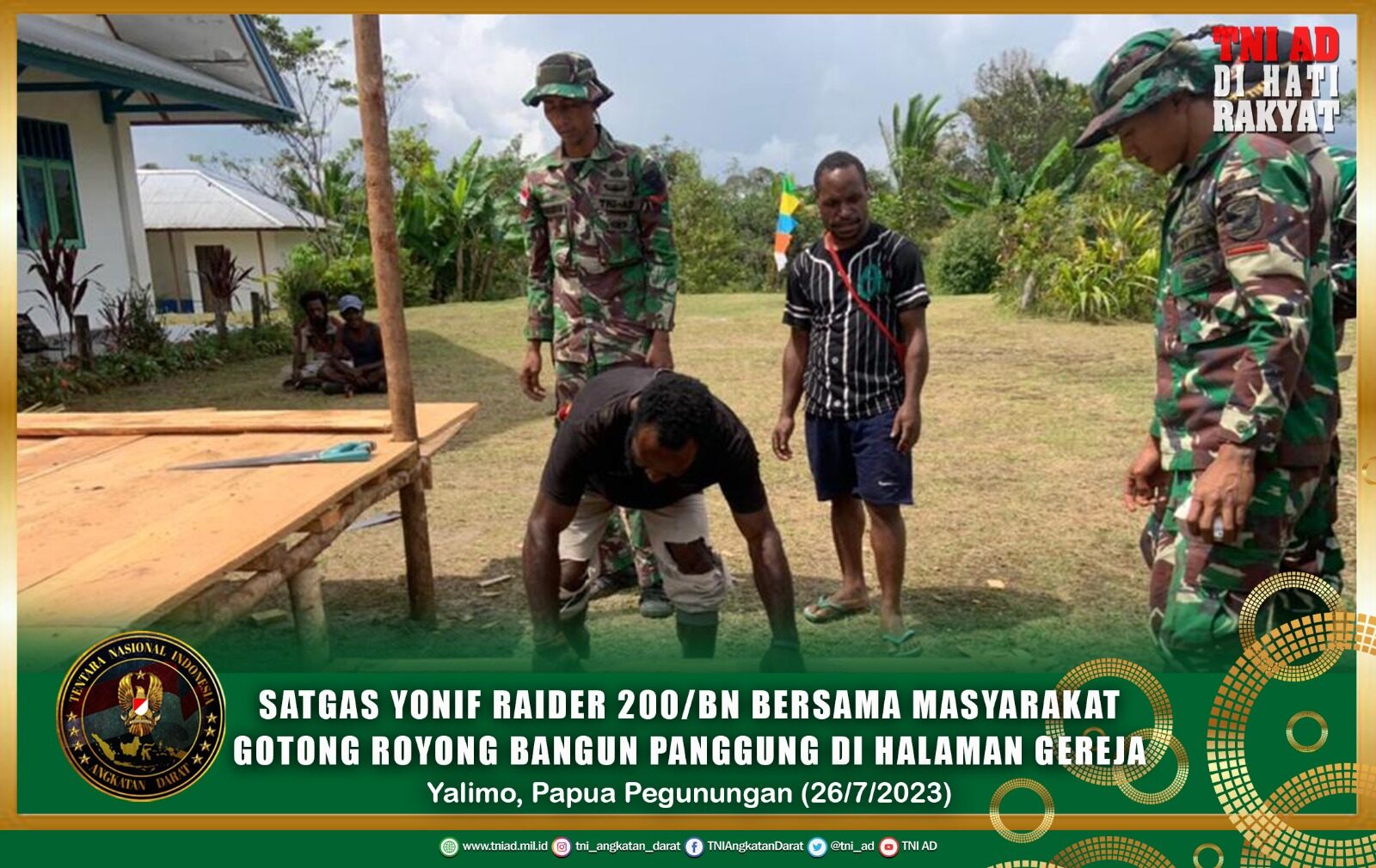 Satgas Yonif Raider 200/BN Bersama Masyarakat Gotong Royong Bangun Panggung di Halaman Gereja