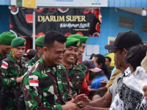 Masyarakat Kabupaten Kerom Sangat Antusias Sambut Satgas Pamtas Yonif 122/TS