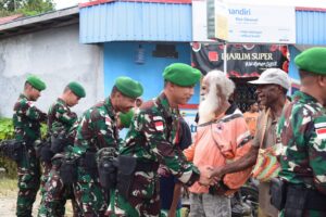 Masyarakat Kabupaten Kerom Sangat Antusias Sambut Satgas Pamtas Yonif 122/TS