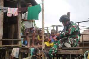 Berkunjung Ke Rumah Warga, Prajurit Satgas Yonif MR 411/Pandawa Sapa Warga Kampung Agani di Pedalaman Papua