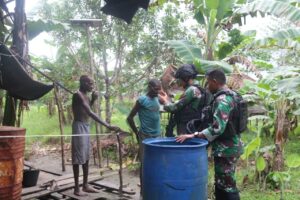 Berkunjung Ke Rumah Warga, Prajurit Satgas Yonif MR 411/Pandawa Sapa Warga Kampung Agani di Pedalaman Papua