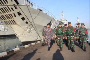 Di bawah Kendali Mayjen TNI Farid Makruf, 4 KRI Berangkatkan Ratusan Pasukan