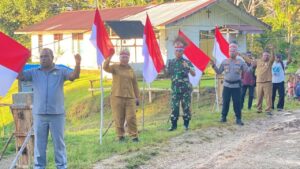 Kunjungi Ambaidiru, Dandim Yawa dan Forkopimda Serahkan Bendera Merah Putih Kepada Warga