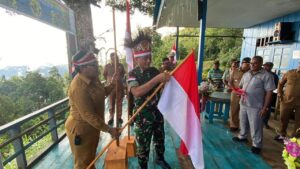 Kunjungi Ambaidiru, Dandim Yawa dan Forkopimda Serahkan Bendera Merah Putih Kepada Warga