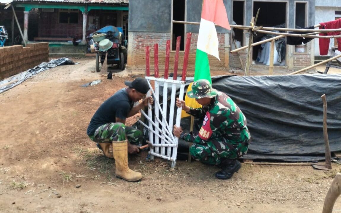 Sambut HUT RI Ke 78, Babinsa Bersama Warga Melaksanakan Kerja Bakti