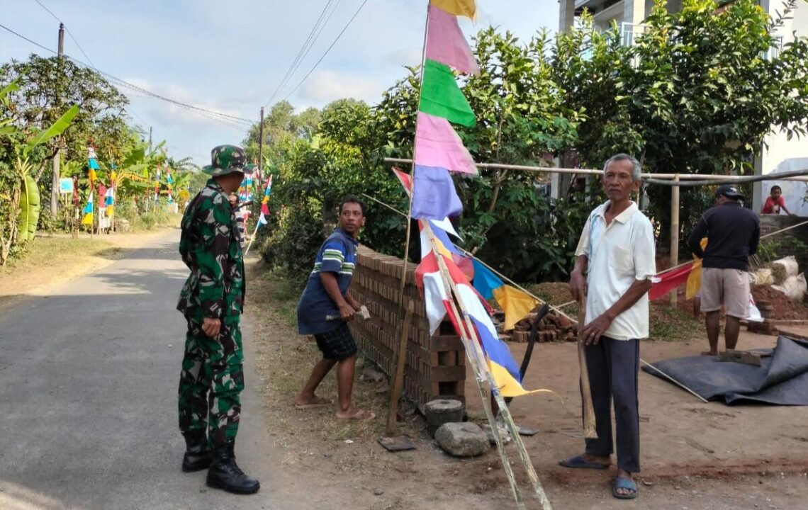 Sambut HUT RI Ke 78, Babinsa Bersama Warga Melaksanakan Kerja Bakti