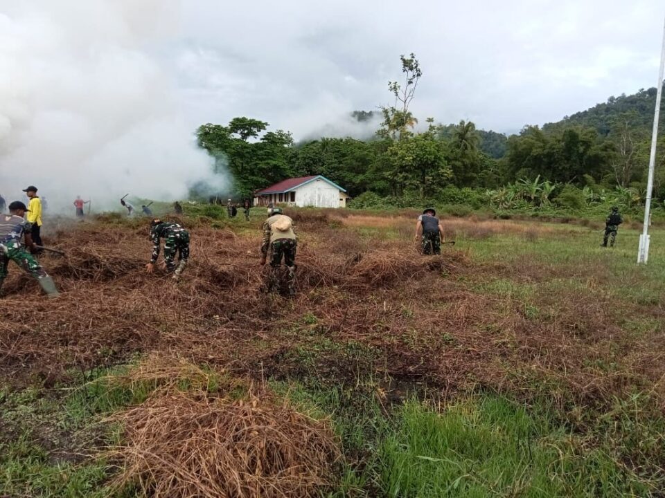 Bentuk Perkenalan, Satgas Yonif 310/KK Gelar Karya Bakti Bersama Warga Batom