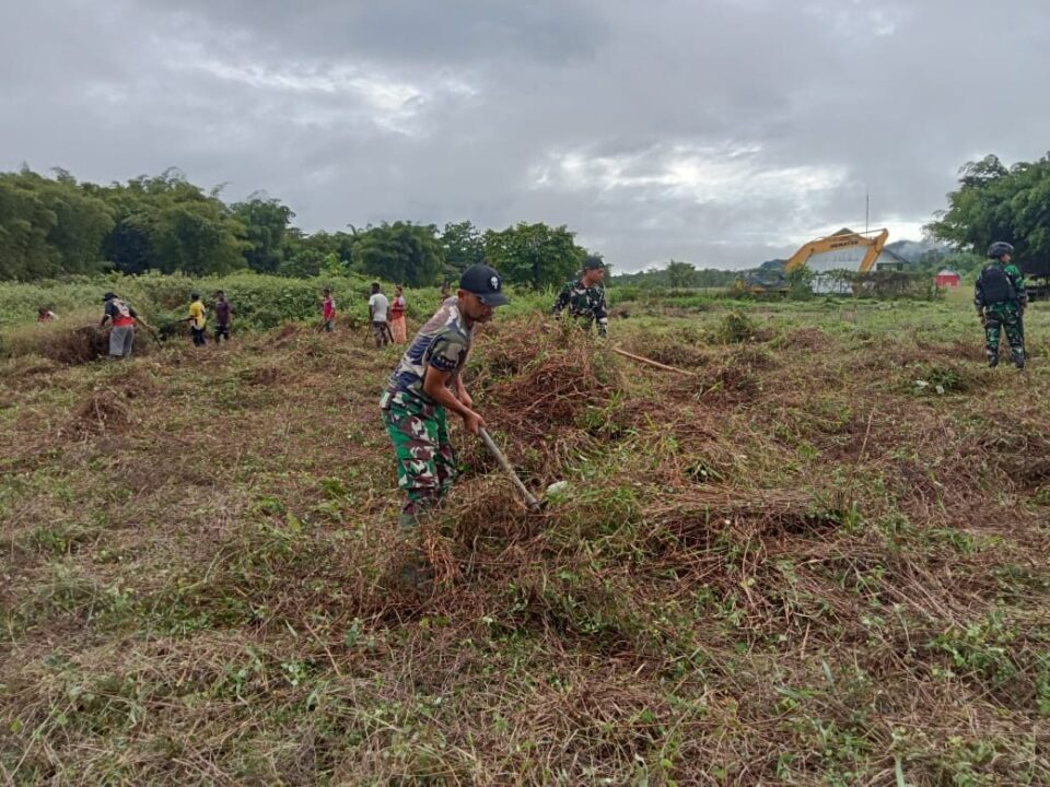 Bentuk Perkenalan, Satgas Yonif 310/KK Gelar Karya Bakti Bersama Warga Batom