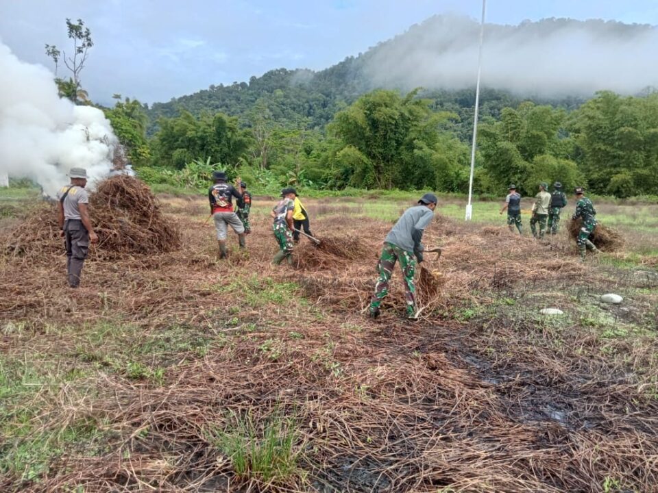 Bentuk Perkenalan, Satgas Yonif 310/KK Gelar Karya Bakti Bersama Warga Batom