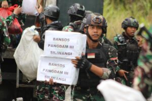 Satgas Mobile Yonif Raider 300 Siliwangi Salurkan Bansos Dari Pangdam III/Siliwangi