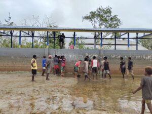Satgas Pamtas Kewilayahan Yonif 125/SMB Bantu Bersihkan Bak Penampungan Air Kampung Yawas
