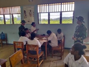 Tingkatkan Kualitas Pendidikan, Satgas Yonif Raider 200/BN Bantu Ajar Anak-Anak Yalimo