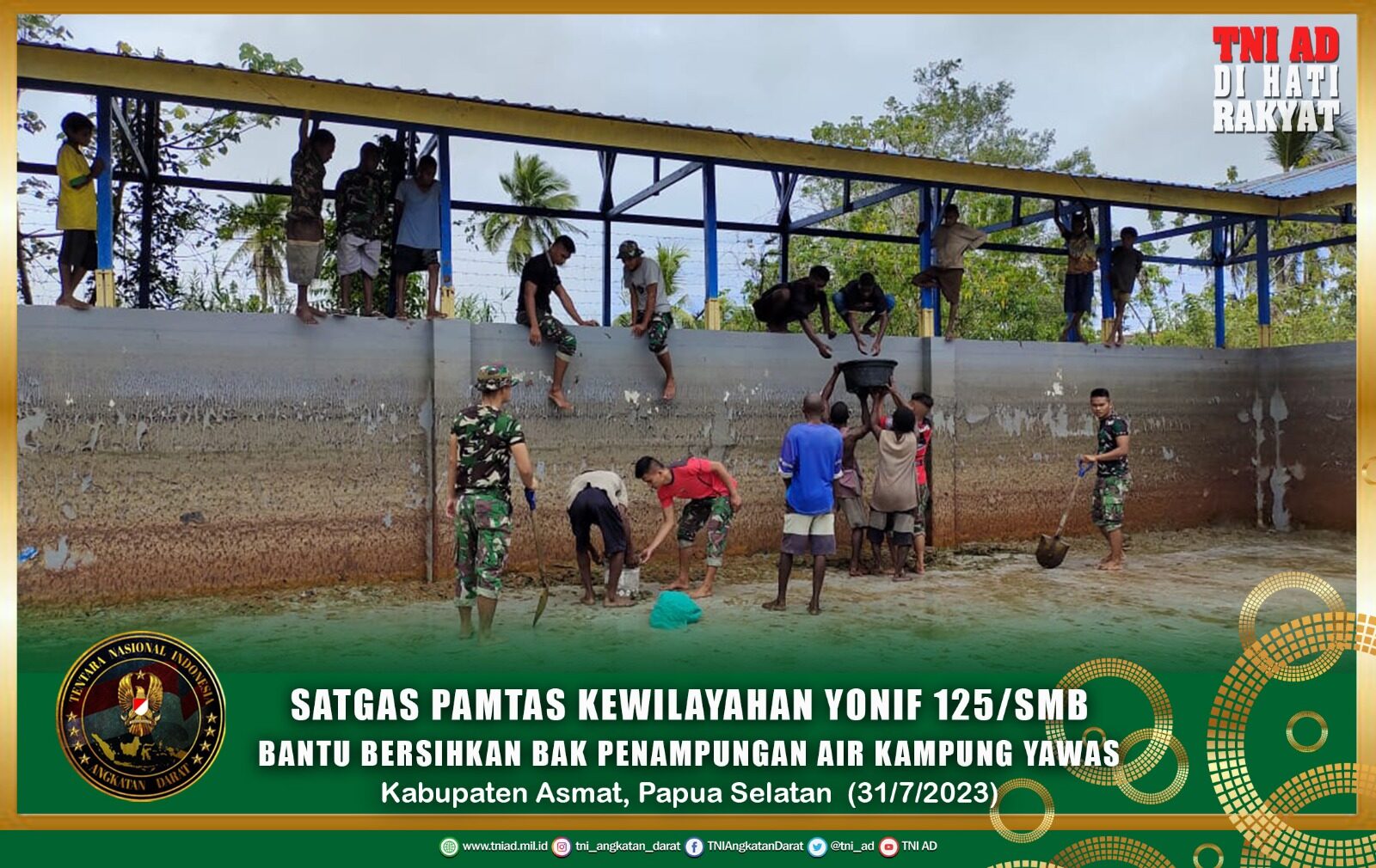 Satgas Pamtas Kewilayahan Yonif 125/SMB Bantu Bersihkan Bak Penampungan Air Kampung Yawas
