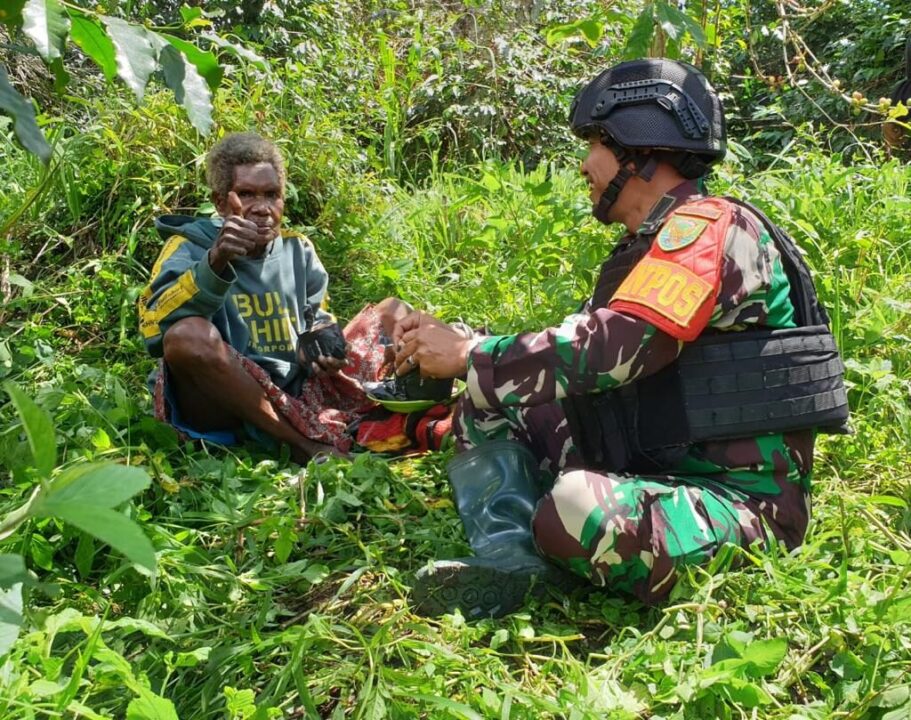 Semakin Melekat Dengan Warga, Satgas Yonif Raider 200/BN Bantu Warga Panen Kopi