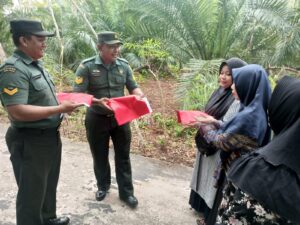 Danramil Bengkalis Kerahkan Anggota Ajak Masyarakat Kibarkan Bendera Merah Putih