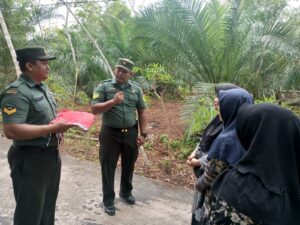 Danramil Bengkalis Kerahkan Anggota Ajak Masyarakat Kibarkan Bendera Merah Putih