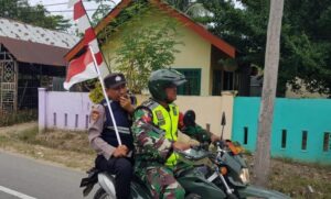 Sinergitas TNI-Polri, Keliling Kampung Serukan Warga Atim Pasang Bendera Merah Putih