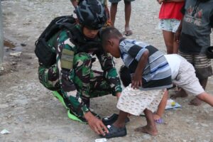 Tebar Kebahagiaan, Dansatgas Yonif MR 411/Pdw Kembali Berbagi Kepada Masyarakat Nduga