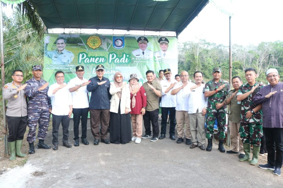 Danrem 045/Gaya Panen Raya Padi Bersama Wamentan RI