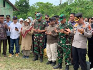 Danrem 011/LW Peletakan Batu Pertama Pembangunan Mushola dan Pemberian Bendera Merah Putih